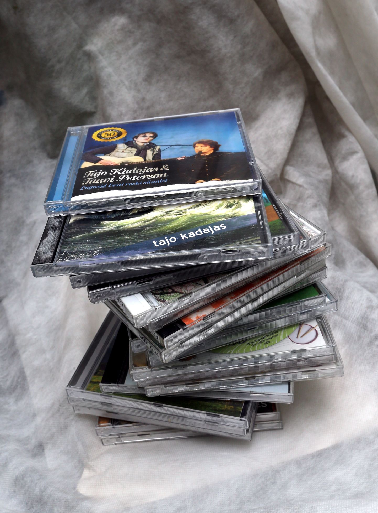 Tajo Kadajase lauldud ja loodud laulude plaatidest ning tema väljaandel ilmunud vanade lastelaulude CD-sarjast saab ehitada pisikese torni.