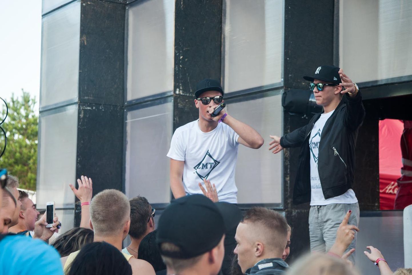 Diskorid Sander Paalpere (vasakul) ja Rauno Jüristo kütavad rahva Weekend festivali digitaalse lava ees hea house muusikaga kuumaks.