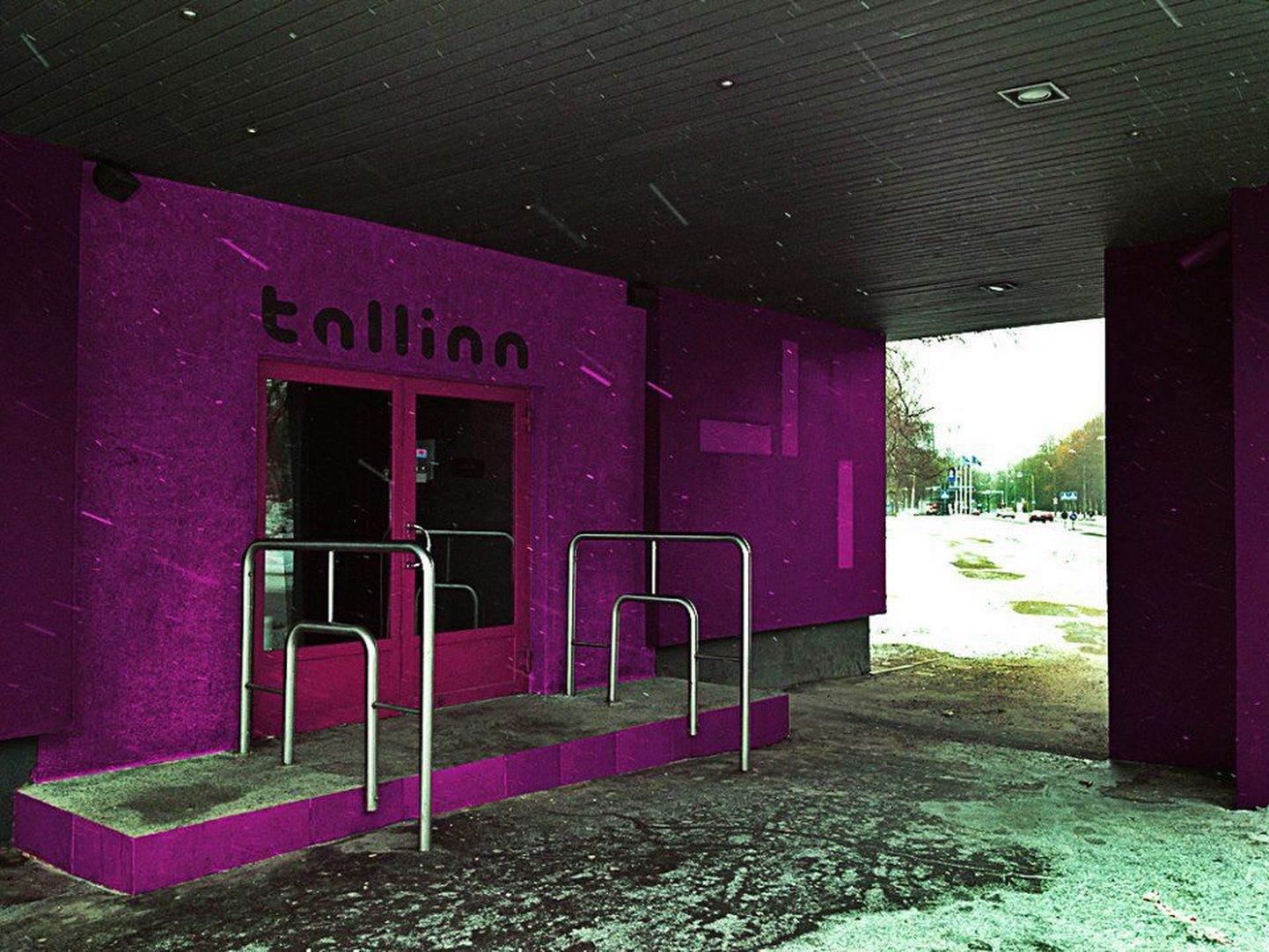 Klubi Tallinn sissepääs värviti lillaks
