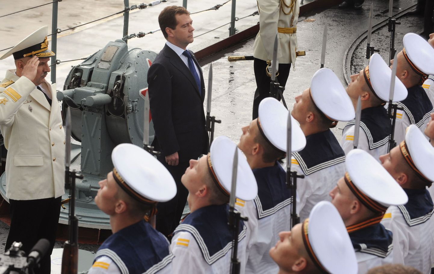 Дмитрий Медведев на борту крейсера "Варяг".