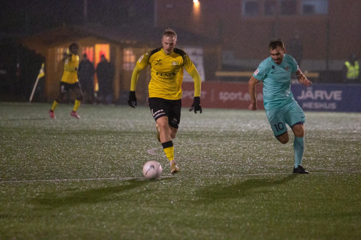 Reedeõhtuses vihmasajus peetud alumise neliku «finaalmängus» tuli Viljandi Tulevikul FC Kuressaare 2:0 paremust tunnistada ning liigas kaheksanda kohaga leppida. Fotol on Kristjan Kask (Tulevik, vasakul) ja Sander Seeman (Kuressaare).