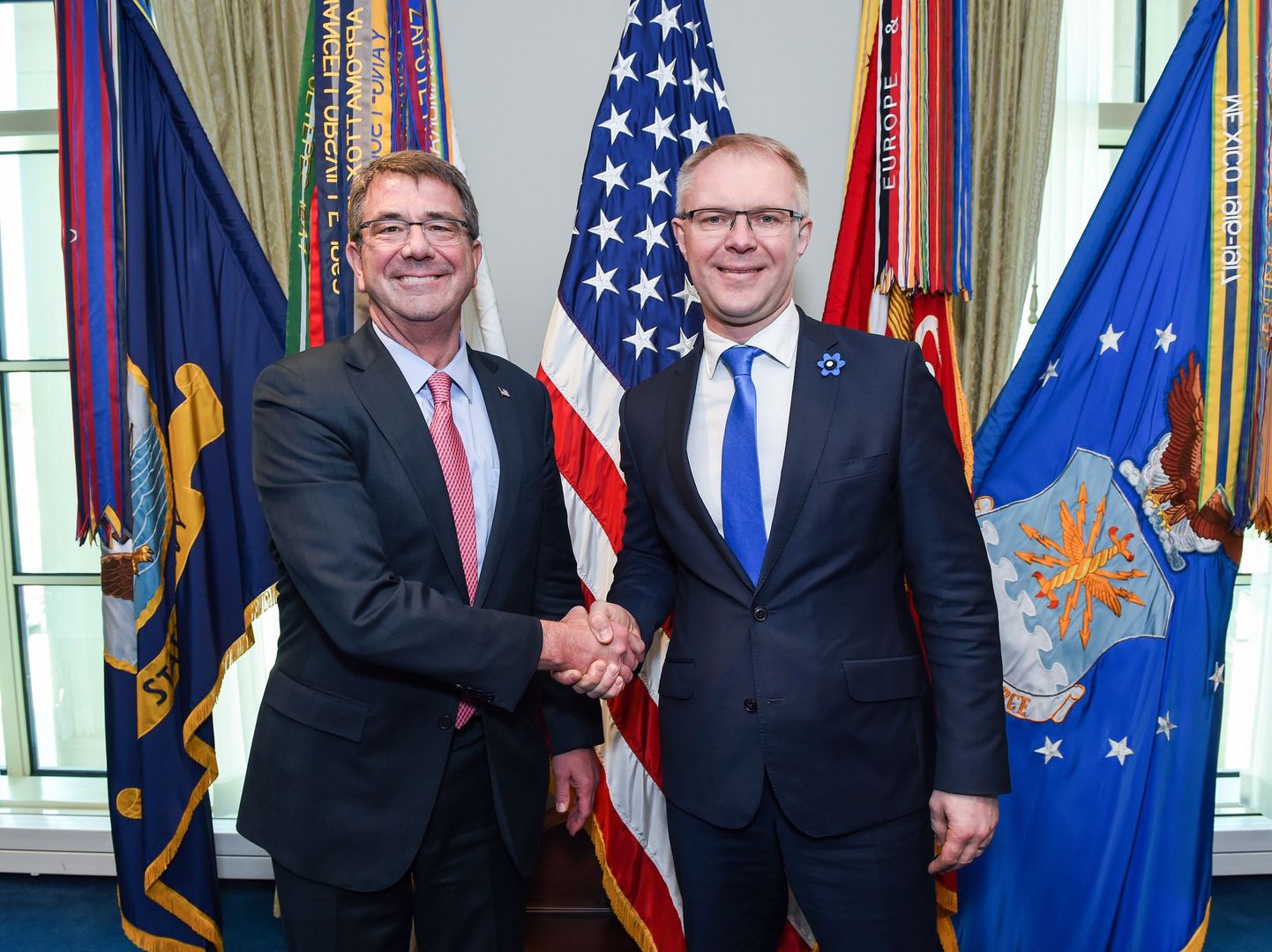 Ameerika Ühendriikide kaitseminister Ashton Carter ja Eesti kaitseminister Hannes Hanso