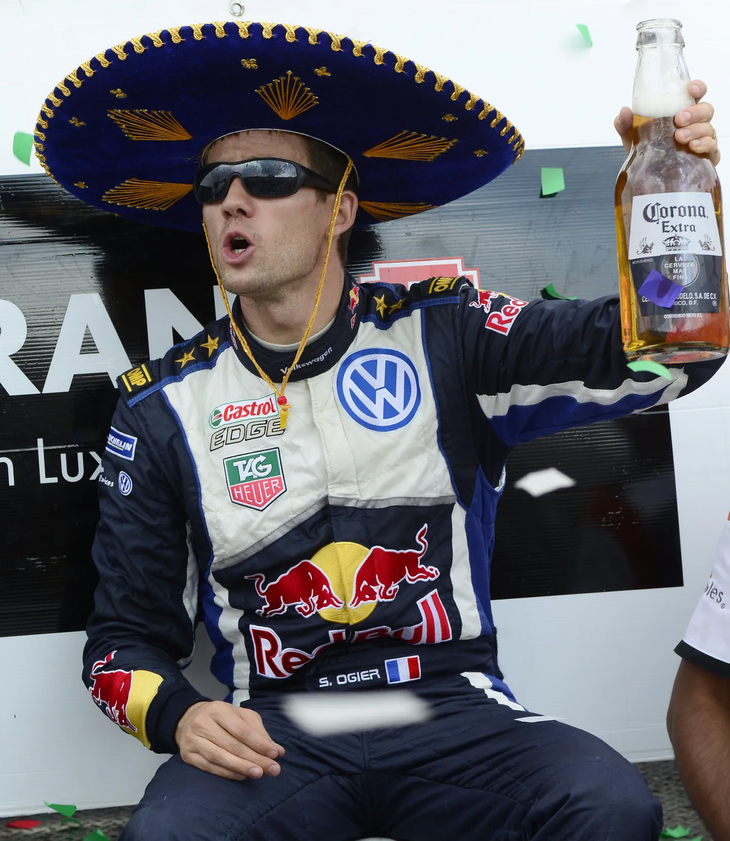 Sebastian Ogier tähistab Mehhiko ralli võitu.
