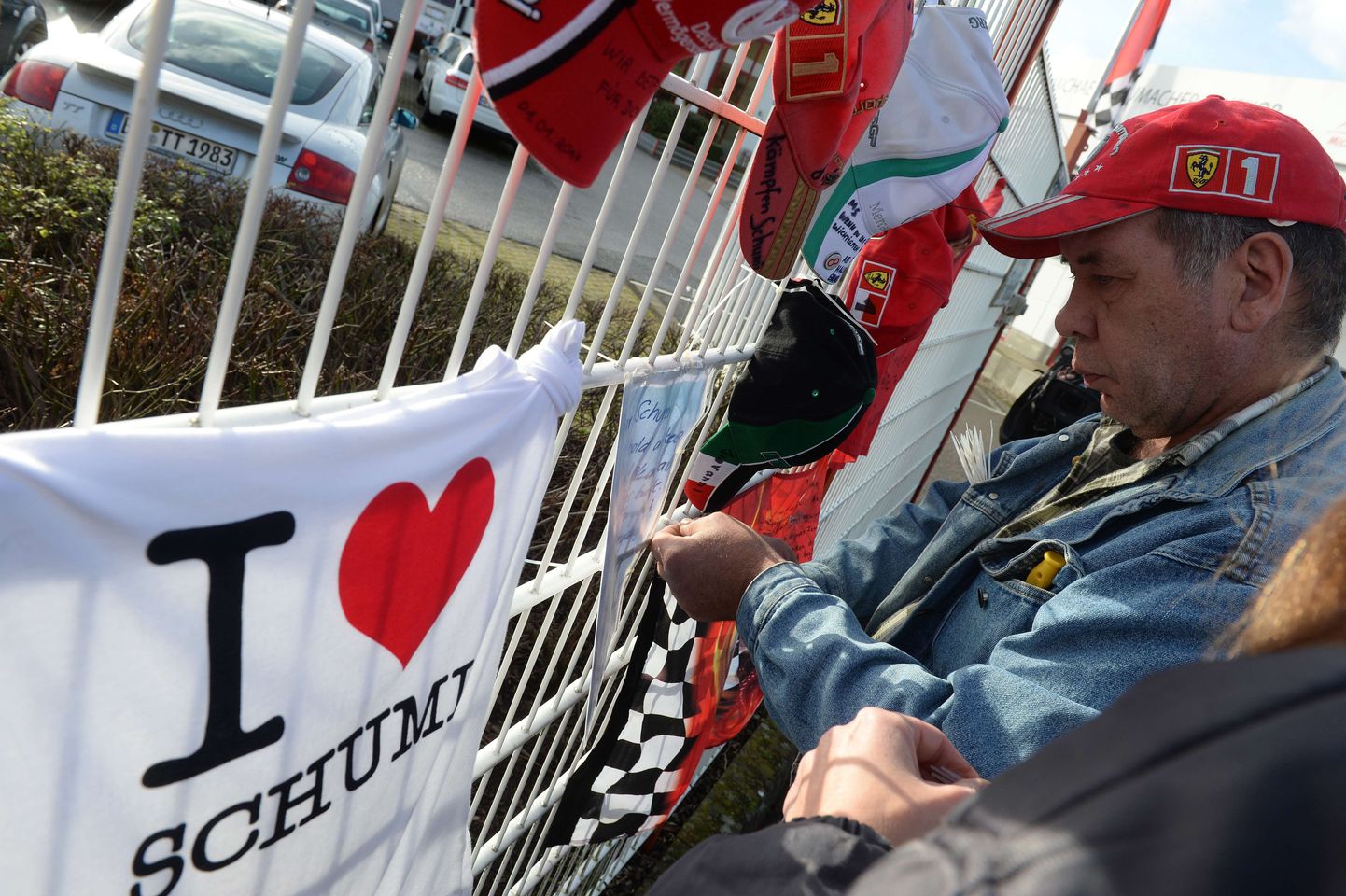 Schumacheri fännid kuulsale vormelisõitjale toetust avaldamas.
