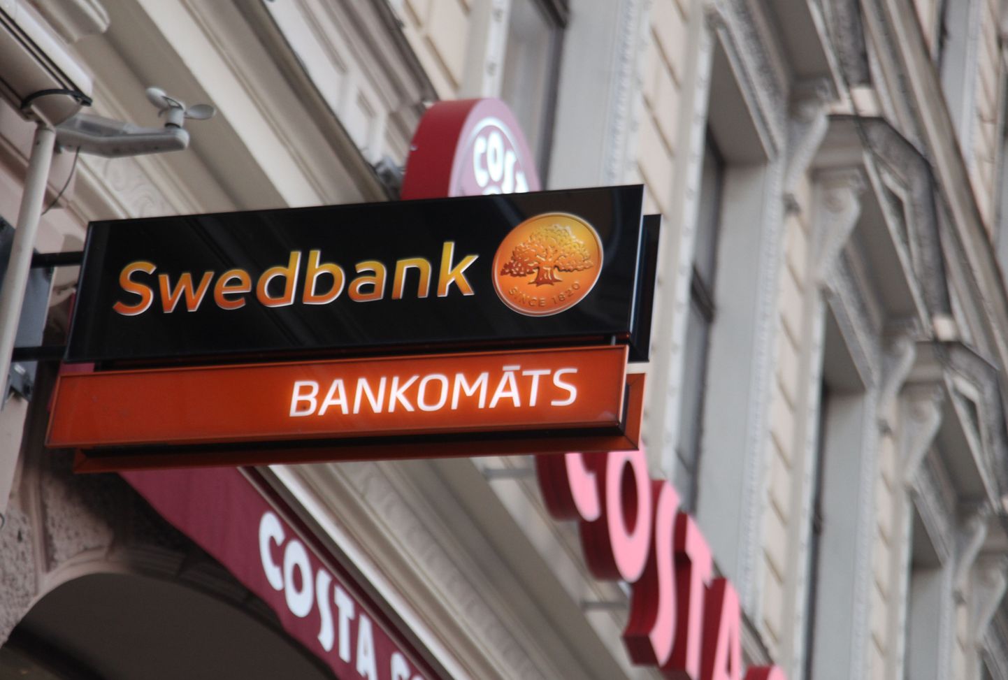Swedbanki sularahaautomaat Lätis.