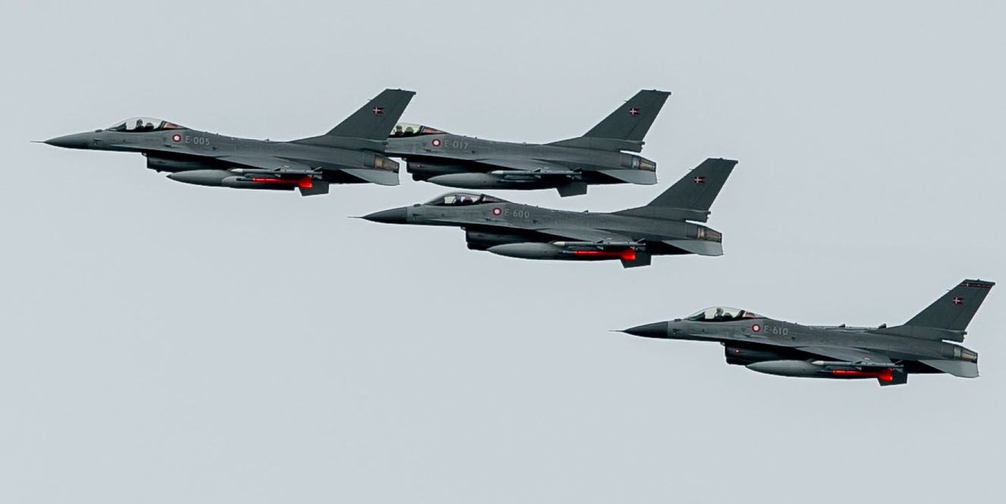 Eile keskhommikul tegid neli Eesti, Läti ja Leedu õhuruumi valvanud Taani hävitajat F-16 hüvastijätulennu üle Tallinna.