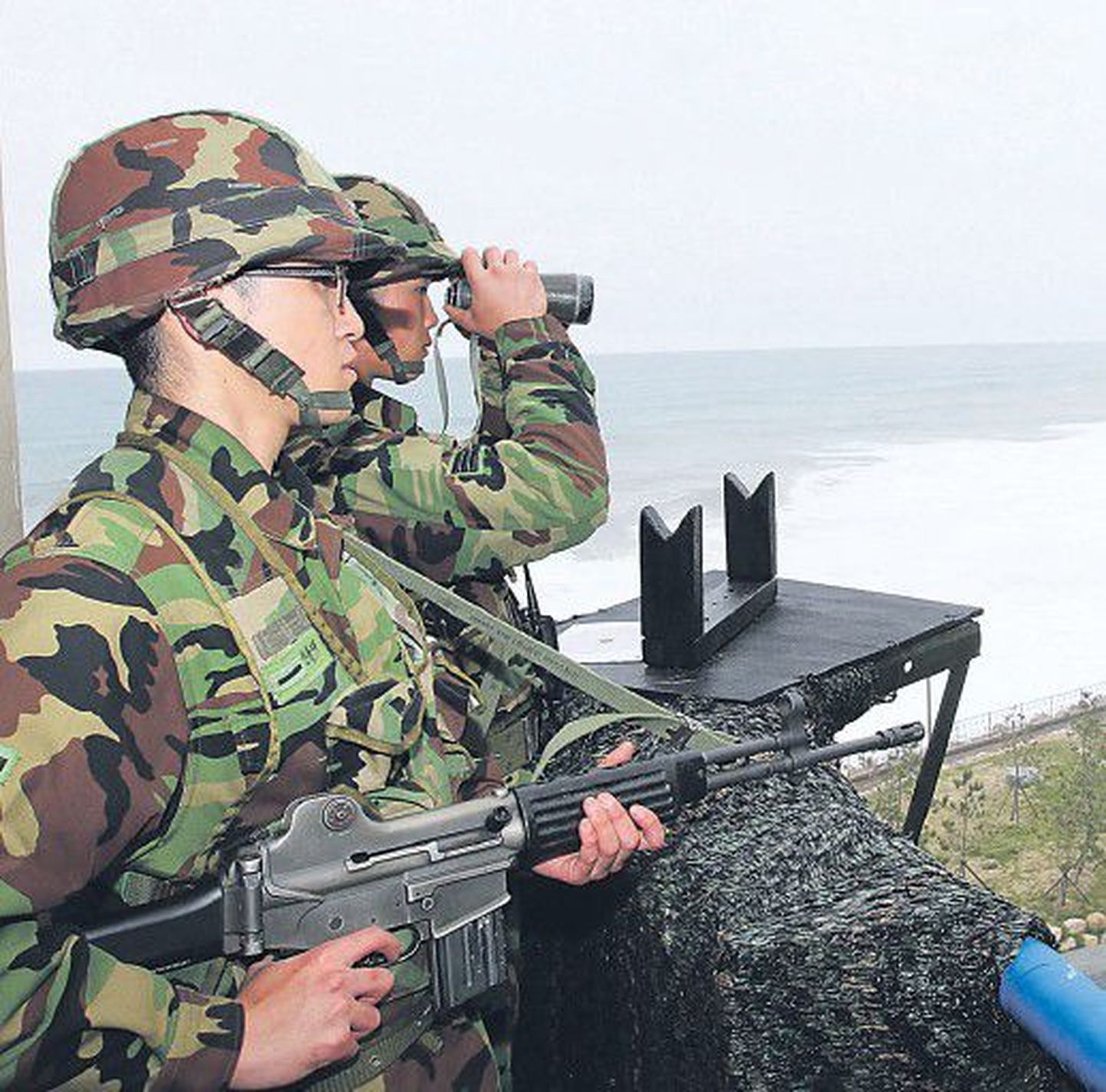 Южнокорейские солдаты находятся в полной боевой готовности.