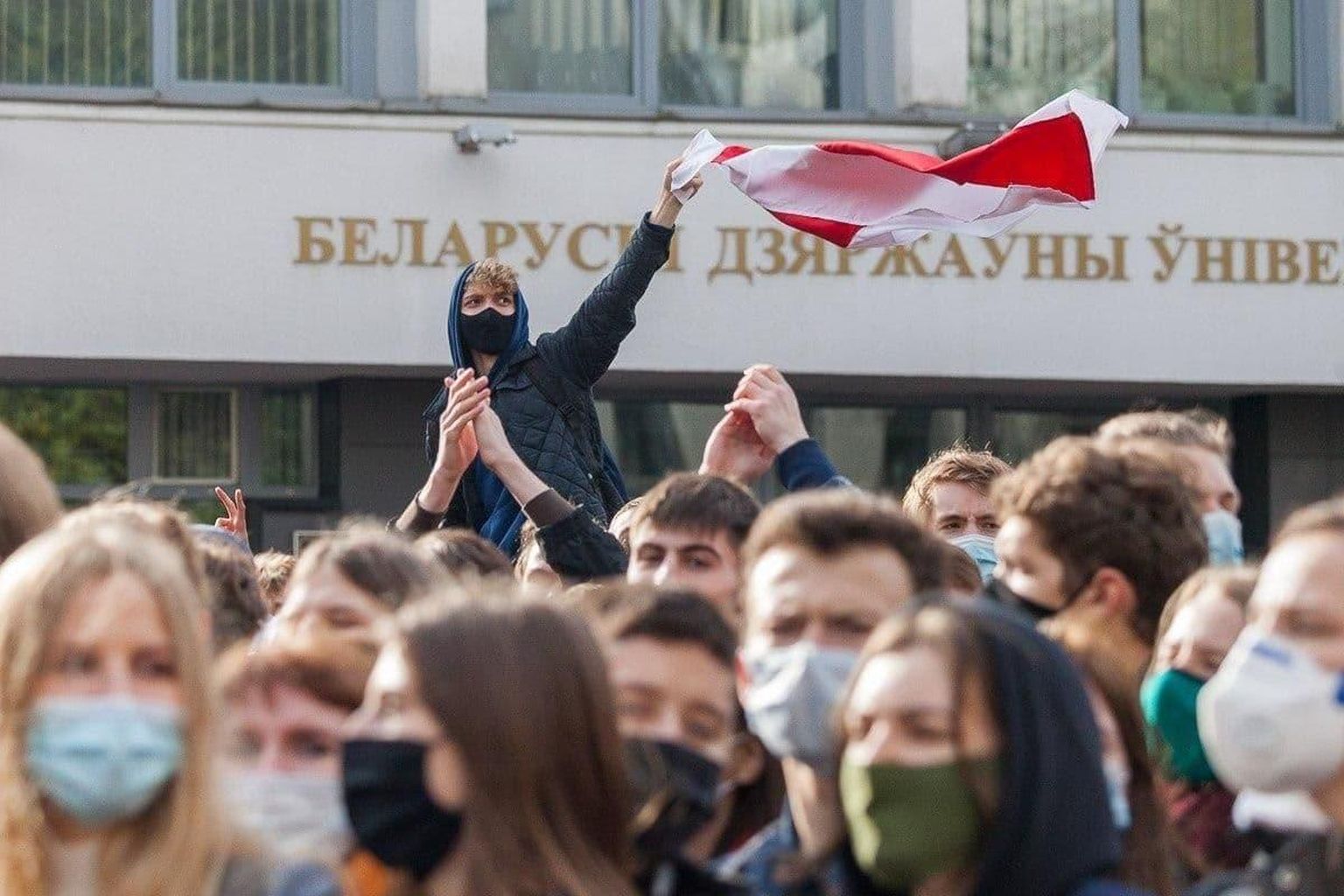 Demokraatiameelsed tudengid ülikooli ees protestimas.
