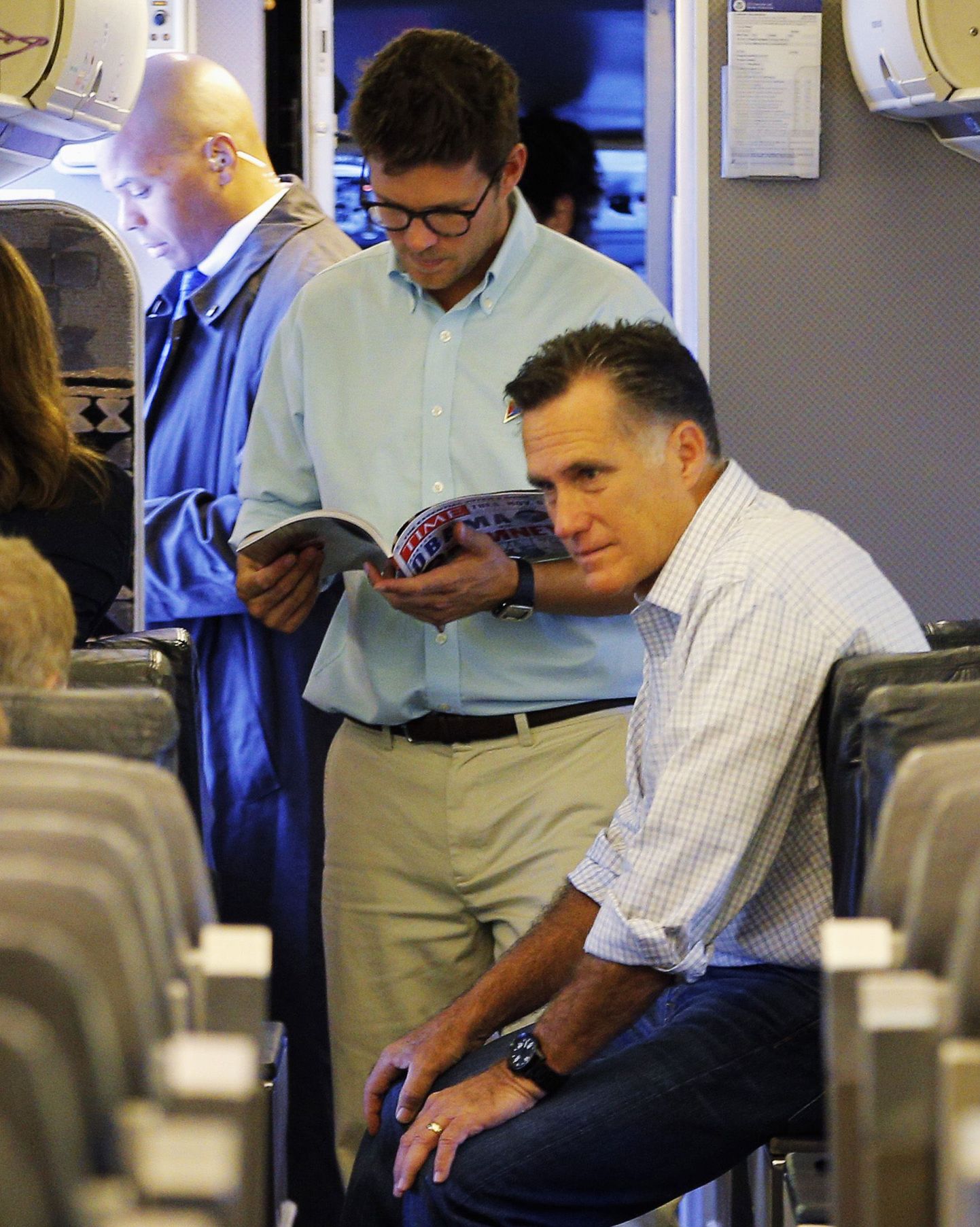Salateenistuse agent unustas relva presidendikandidaat Mitt Romney (esiplaanil) lennuki WCsse