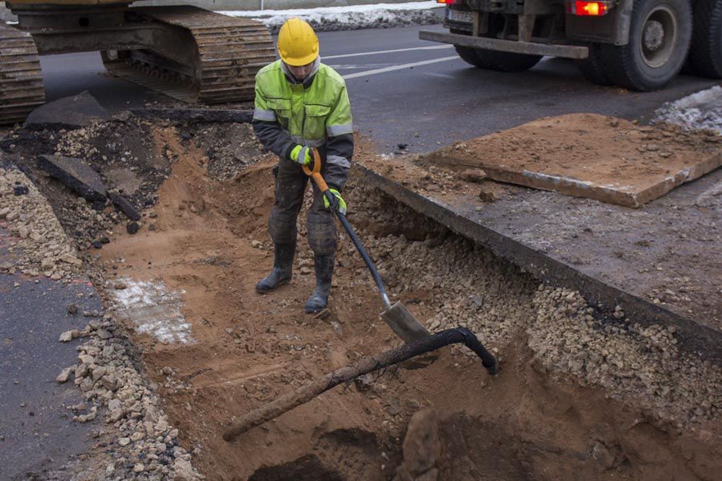 Reinu tee ja Riia maantee ringristmikul kaevati eile ennelõunal läbi kõrgepingeliin. Seetõttu jäi mõneks ajaks vooluta üle tuhande majapidamise Valuoja-Leegi alajaama toitepiirkonnas.
