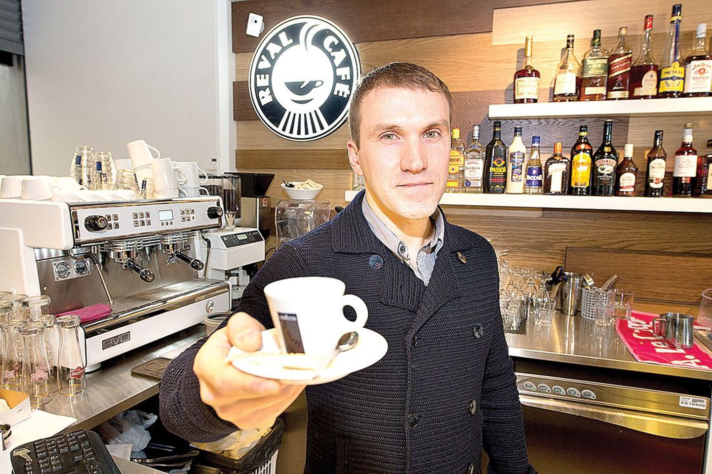 Reval Café kohvikuketi omanike hulka kuuluv Rene Treifeldt (pildil) on koos oma venna Anri Treifeldtiga tegutsenud Tallinnas juba üle kümne aasta. Sellel sügisel alustatakse tegevust ka Tartus.