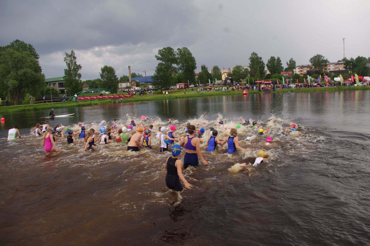 Start laste distantsile on antud. Vette sööstab 81 võistlejat.
