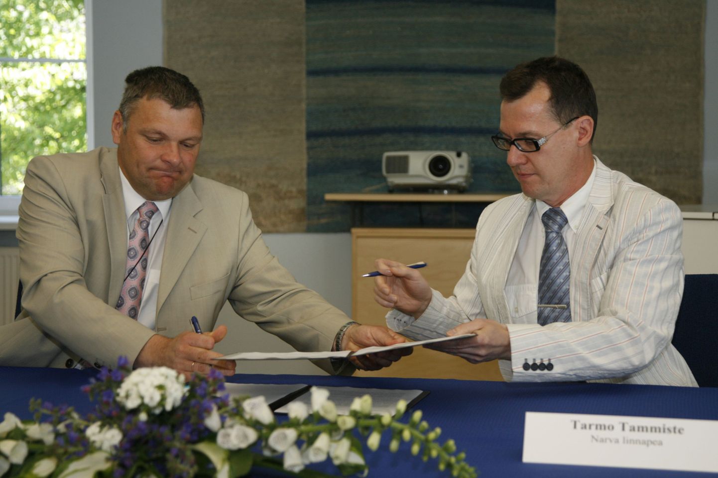 Siseminister Marko Pomerants ja Narva linnapea Tarmo Tammerk allkirjastasid halduslepingu lisa.
