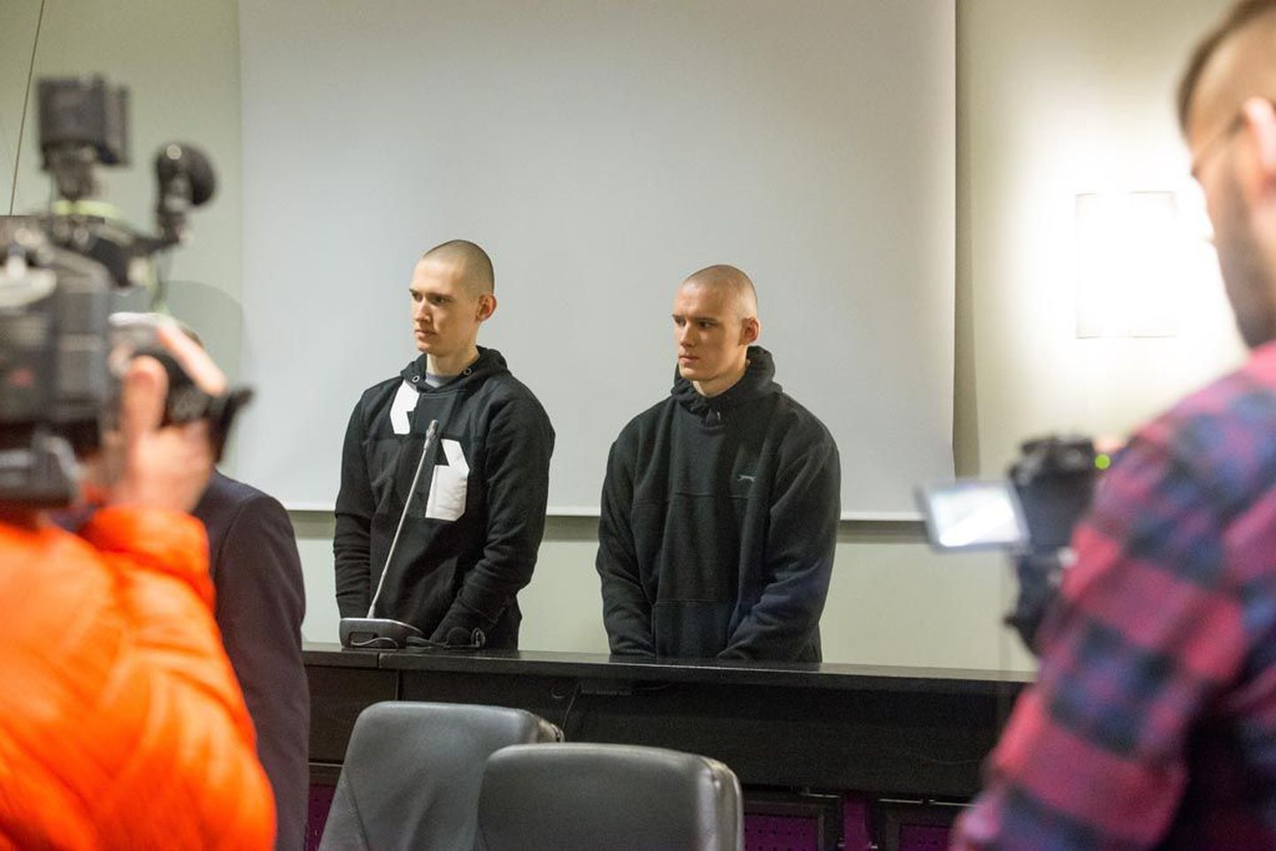 Filip-Artur (vasakul) ja Benjamin Hiienurm kuulasid eile kohtuotsust rahulikult.