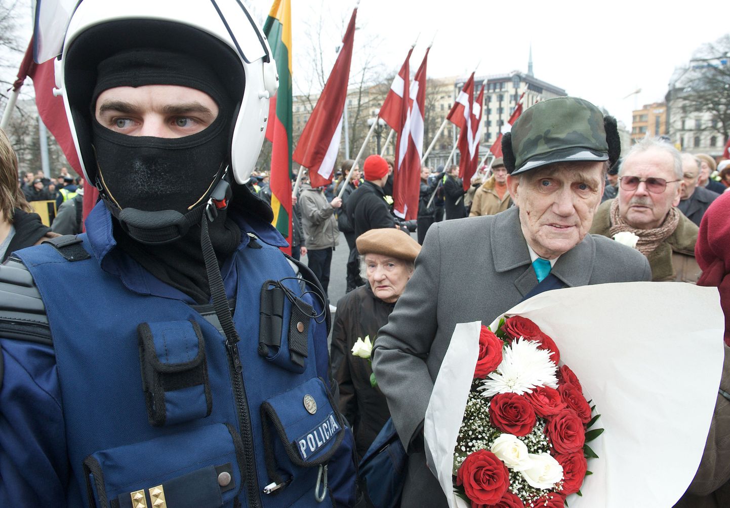 Ветеран, служивший в мундире нацистской Германии, возлагает цветы к подножию памятника.