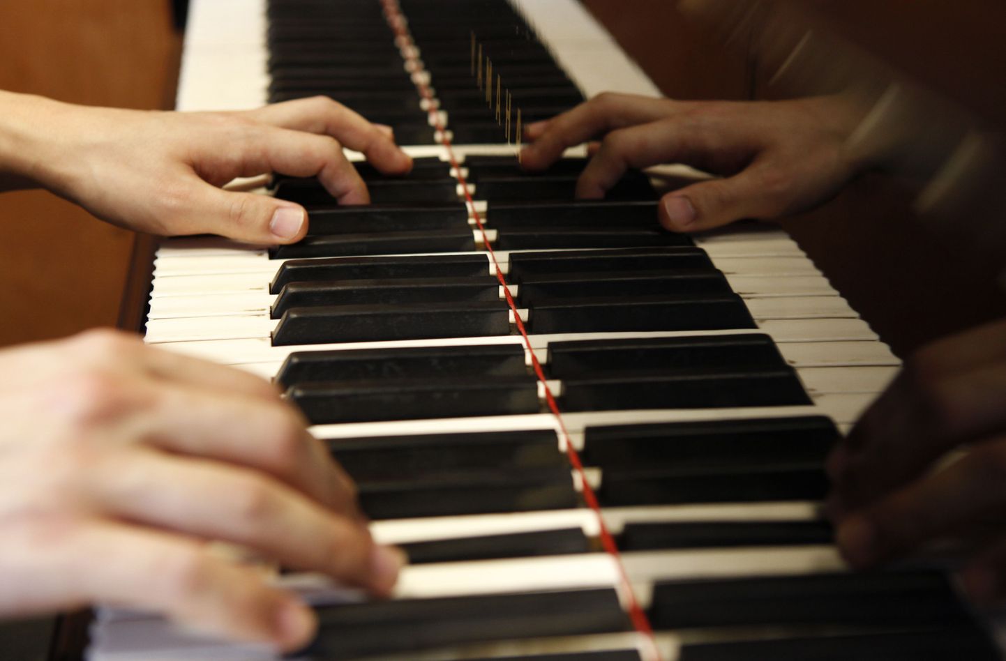 Üliõpilane suudab klaverit mängida tagurpidi pööratud kätega