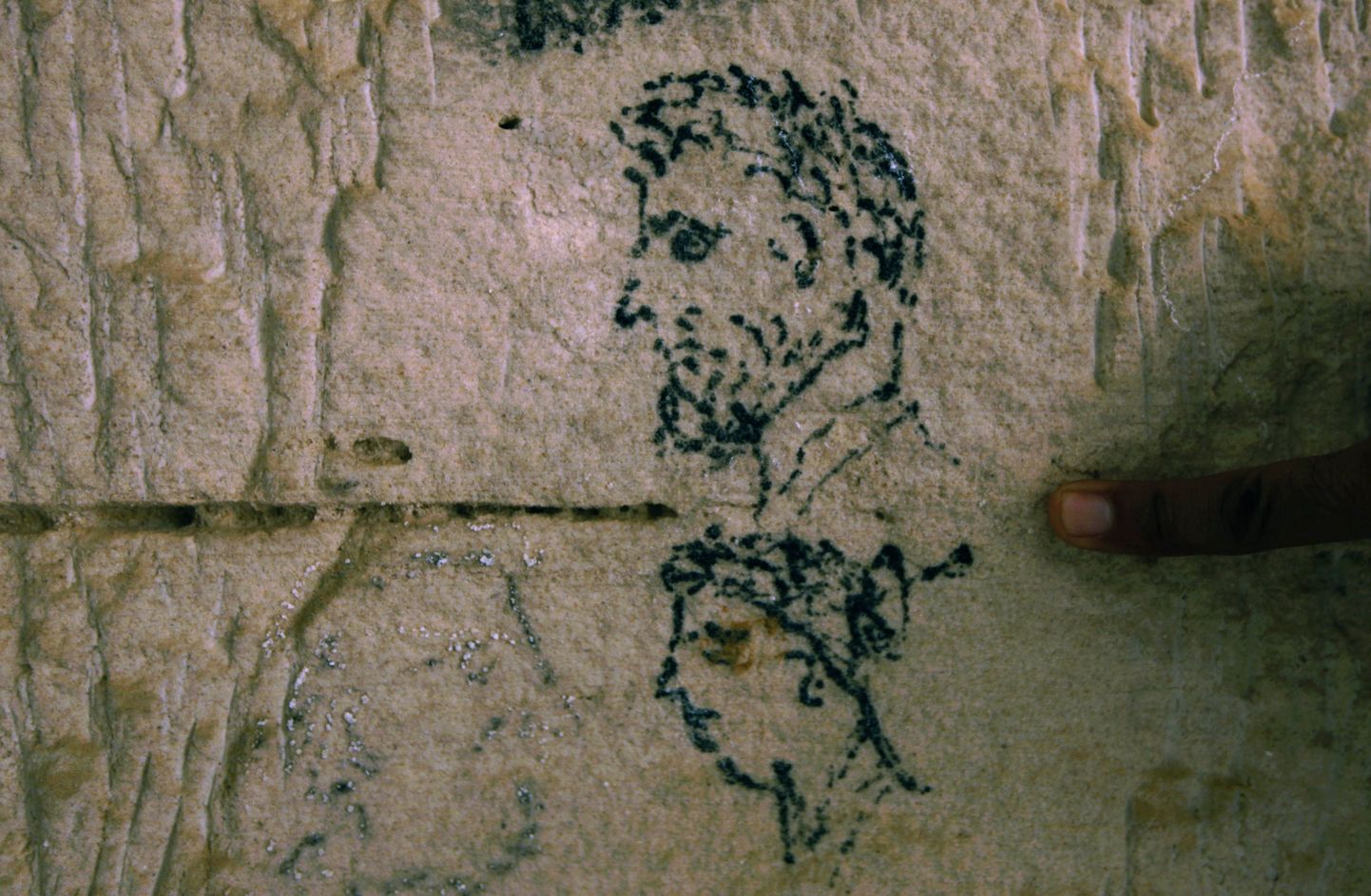 Joonistused Leukaspises asuva hauapaiga seinal