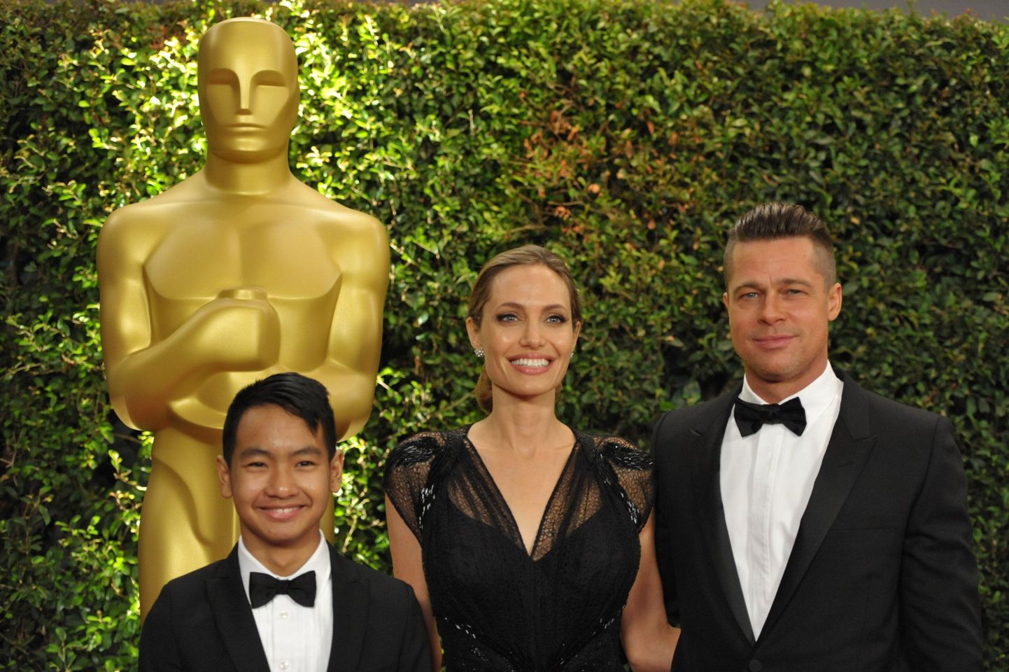 Анджелина Джоли, ее гражданский супруг Брэд Питт и их приемный сын Мэддокс.