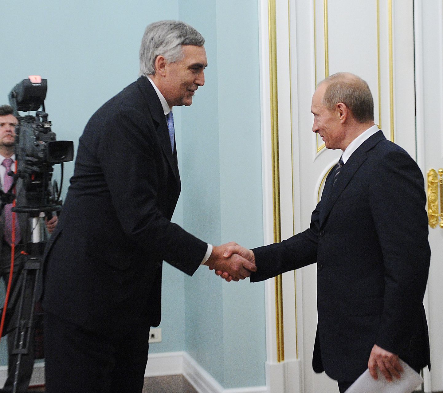 Siemensi juht Peter Löscher (vasakul) ja Venemaa peaminister Vladimir Putin 3. veebruaril Moskvas.