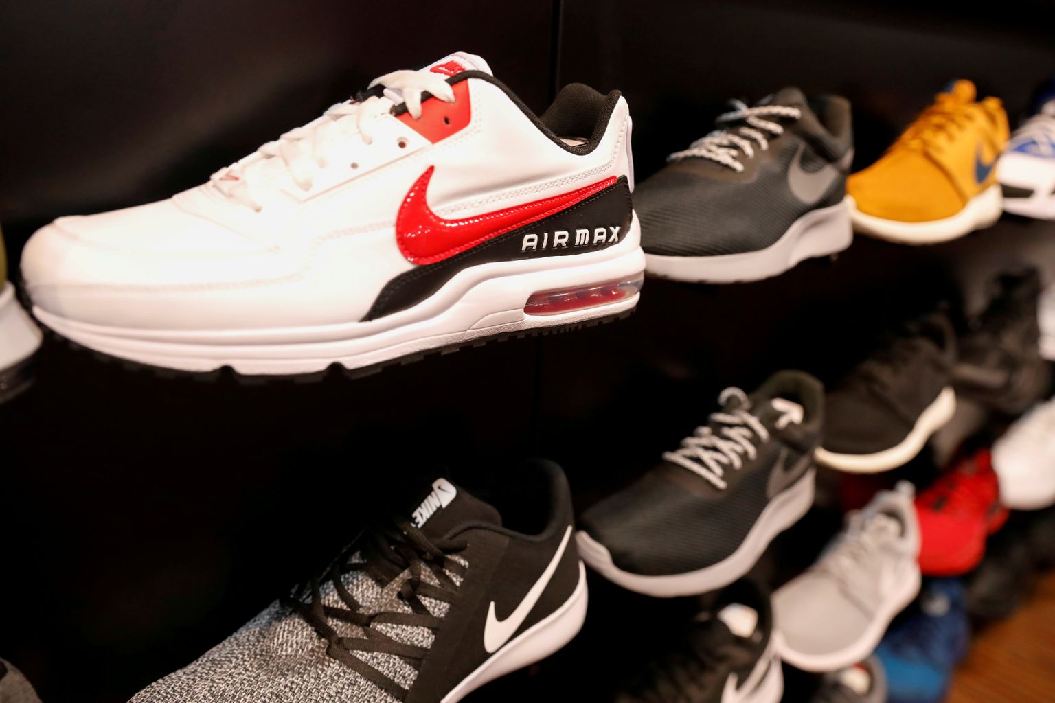 Nike tossud New Yorki poes.