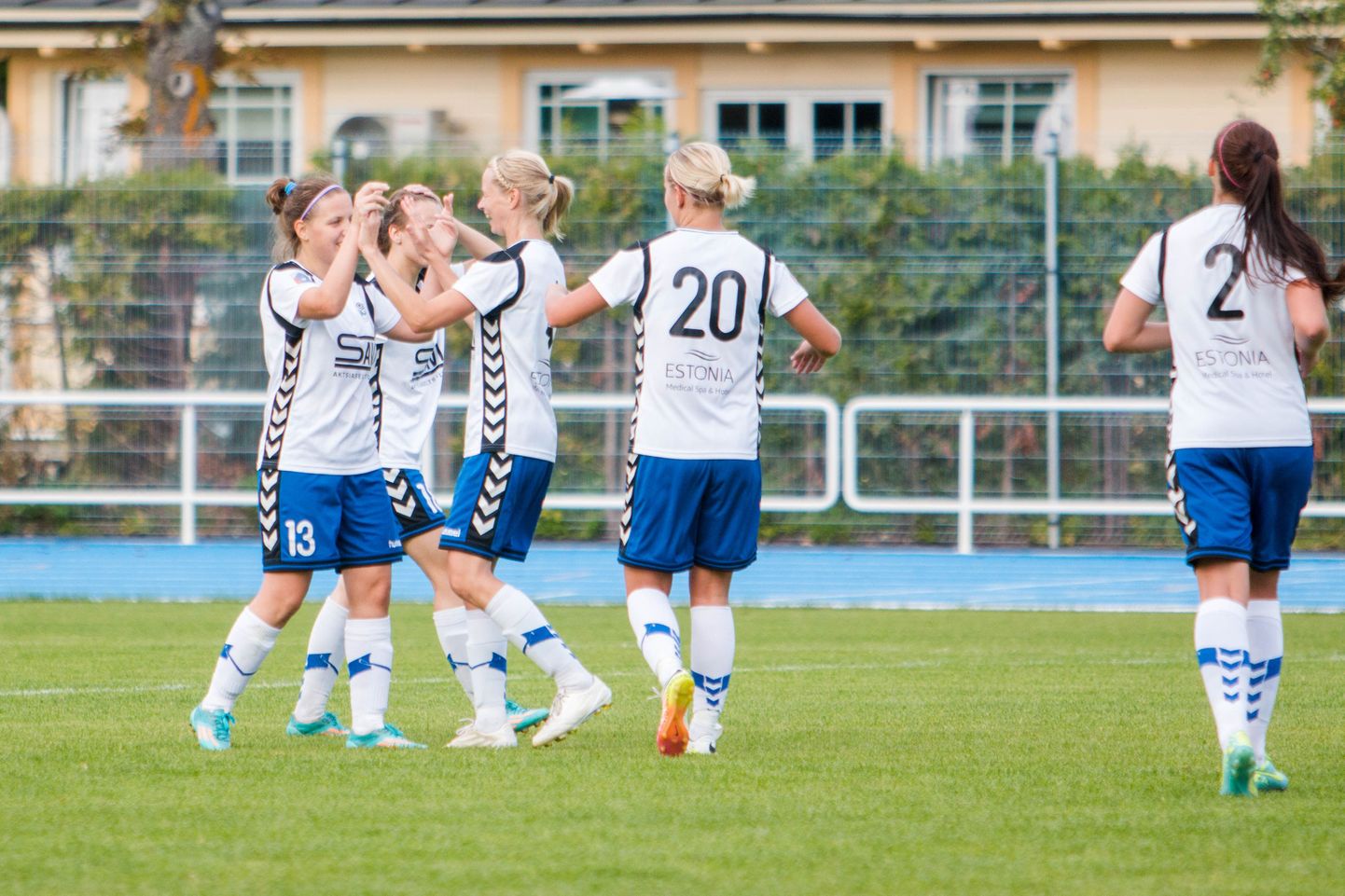 Pärnu jalgpalliklubi naiskonna mängijad väravat tähistamas.