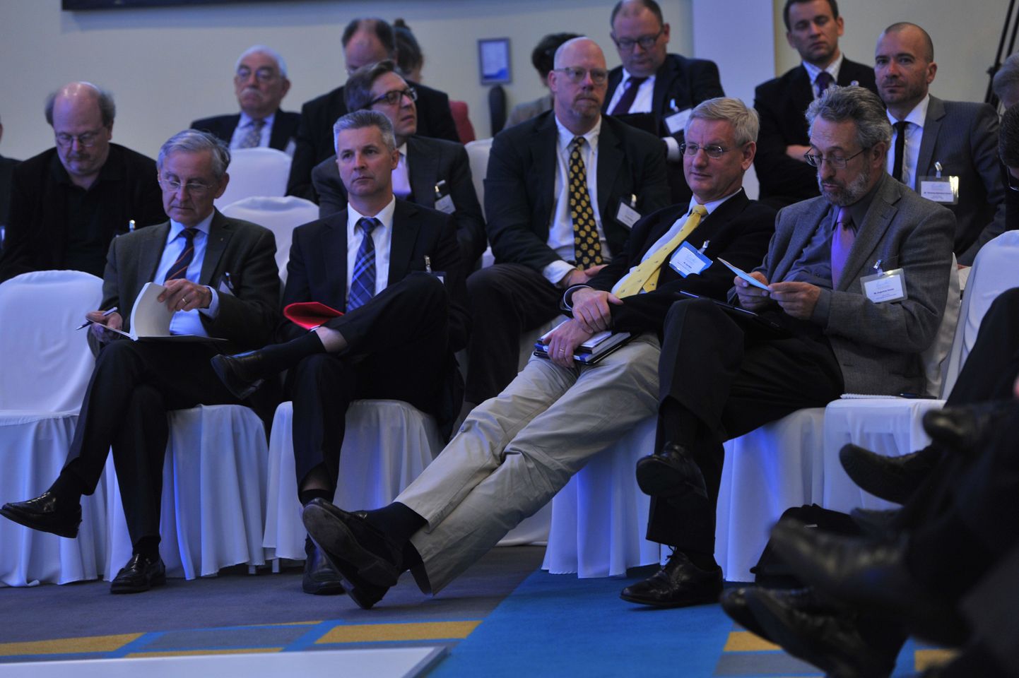 Möödunud aastal toimunud Lennart Meri konverentsi publik, arutelu kuulab ka kollast lipsu kandev Carl Bildt.