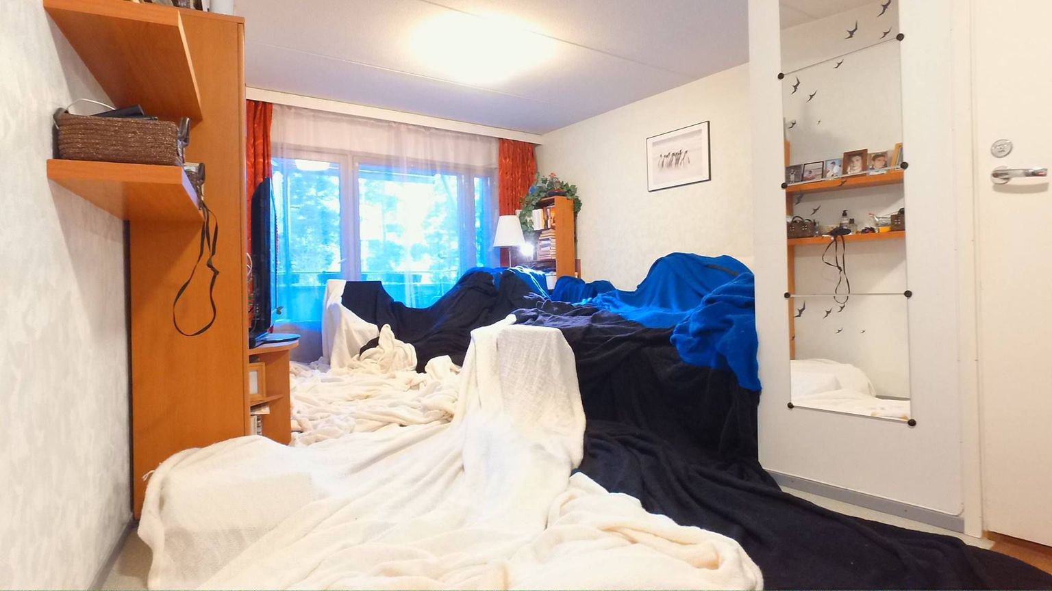Valtrik Pihl kudus ilmatu suure Eesti lipu. Ta kirjutas Facebookis 31. detsembril: "Minul sai ka täna see 4 aastat kestnud näputöö valmis ja ootab oma etteasteid laos. 140 km lõnga läbi näppude lastud."