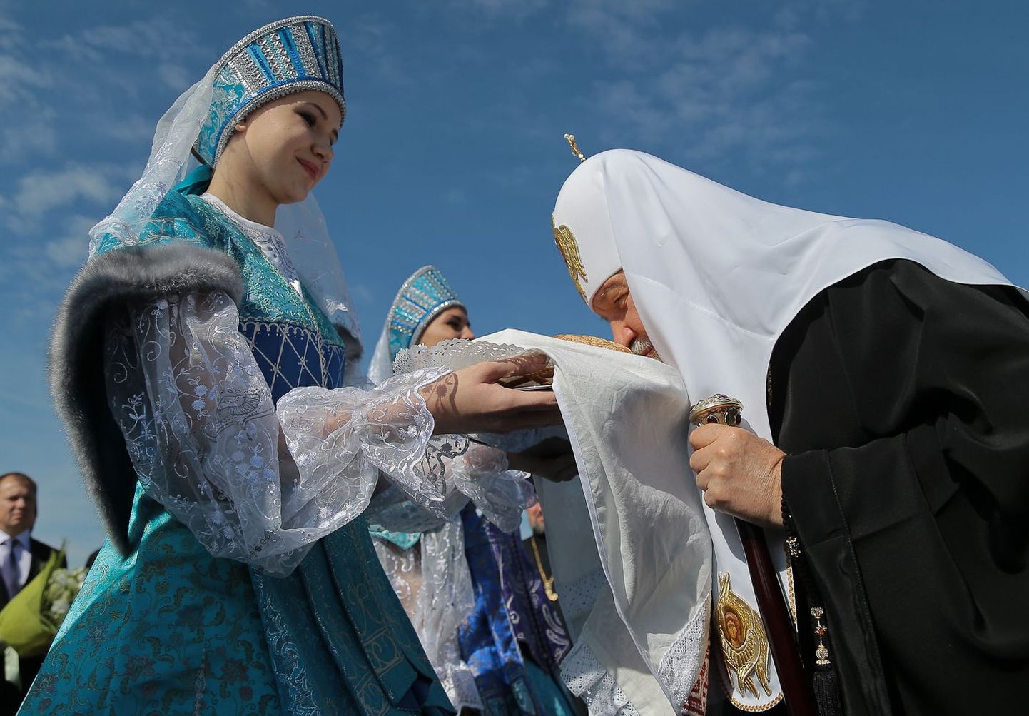Komi naine tervitab patriarh Kirilli Komi Vabariigi pealinna Sõktõvkari lennujaamas.