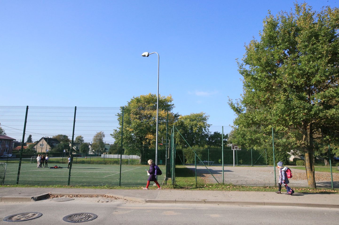 Tamme kooli juures oleval asfaltkattega korvpalliväljakul näeb õpilasi väga harva.