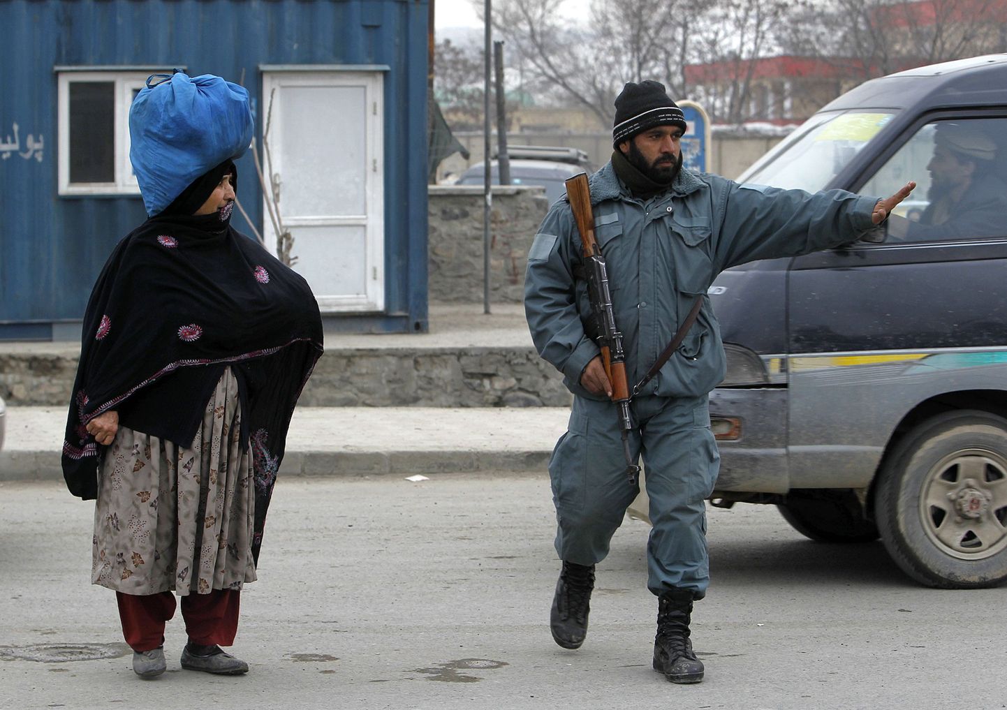 Kabuli elanik vaatab, kuidas politseinik mööduvat sõidukit peatada üritab. Olukord möödunud nädalal tuliste rahutuste toimumispaigaks olnud Afganistani pealinnas hakkab sealviibijate sõnul rahunema.