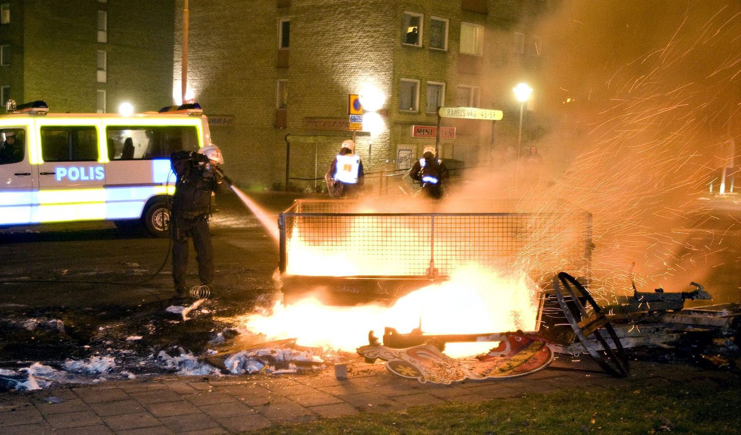 Ööl vastu tänast süütasid meeleavaldajad Rootsi suuruselt kolmandas linnas Malmös kuus autot.