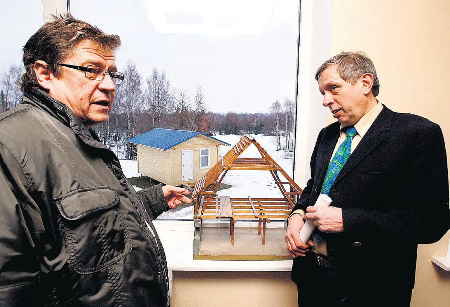 Maaülikooli rektor Mait Klaassen (vasakul) ja professor Jaan Miljan seirasid reedel aknast väikest majakest, mille pulss on järgneva kahe aasta jooksul teadlaste erilise tähelepanu all.