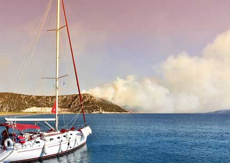 17 июля 2015 года. Туристы отдыхают на яхте недалеко от Афин 