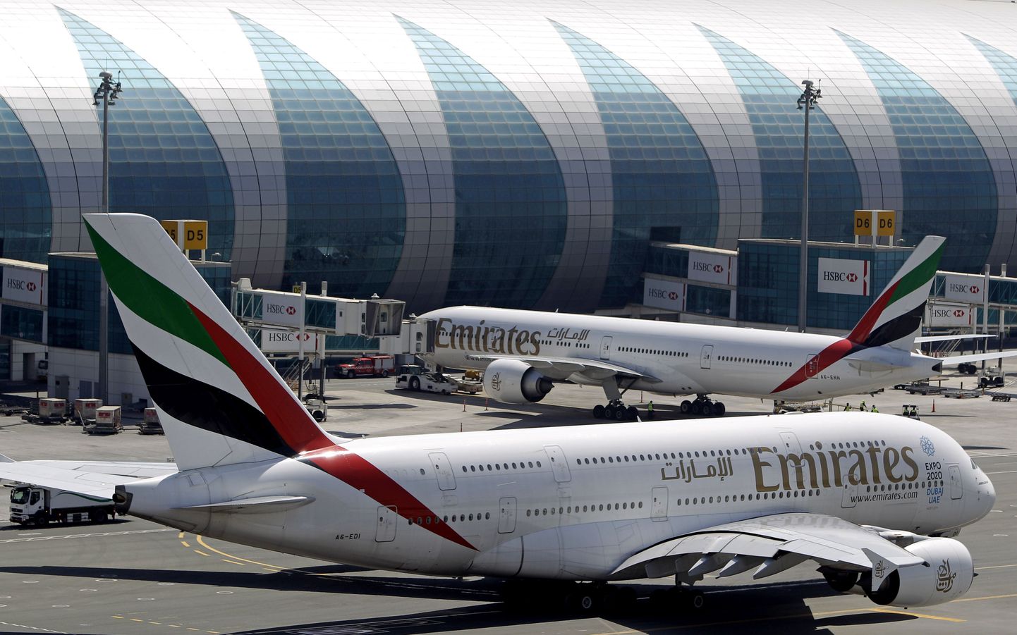 Самолеты Emirates в аэропорту Дубая.
