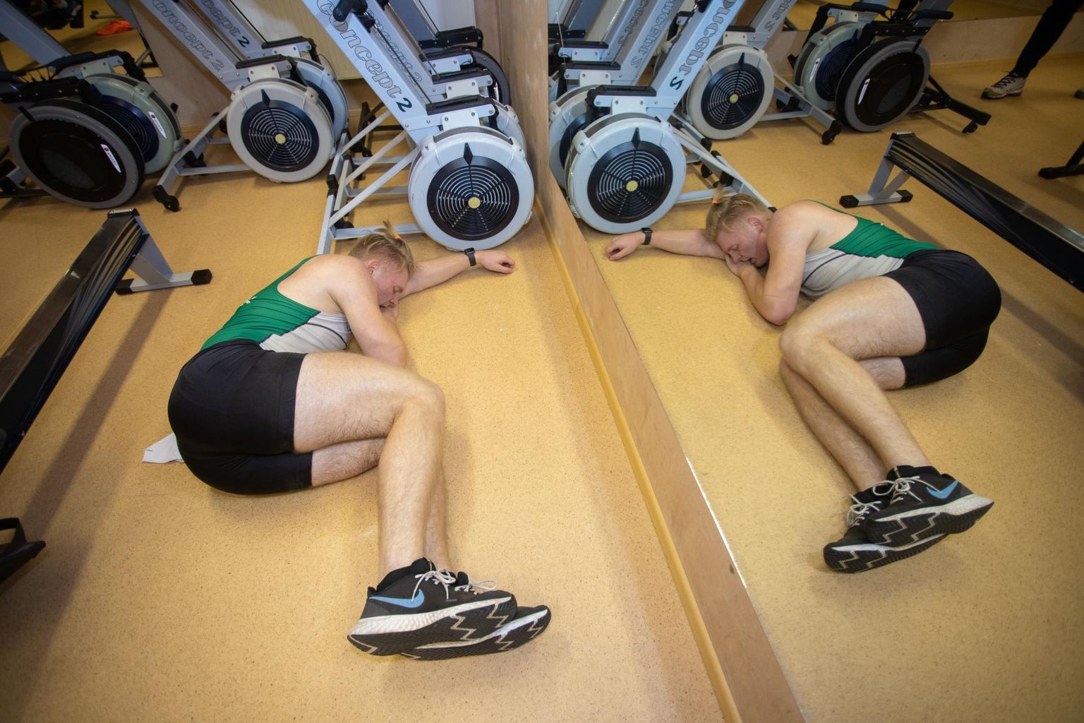 Sportlased langesid pärast katsumust kurnatult põrandale.