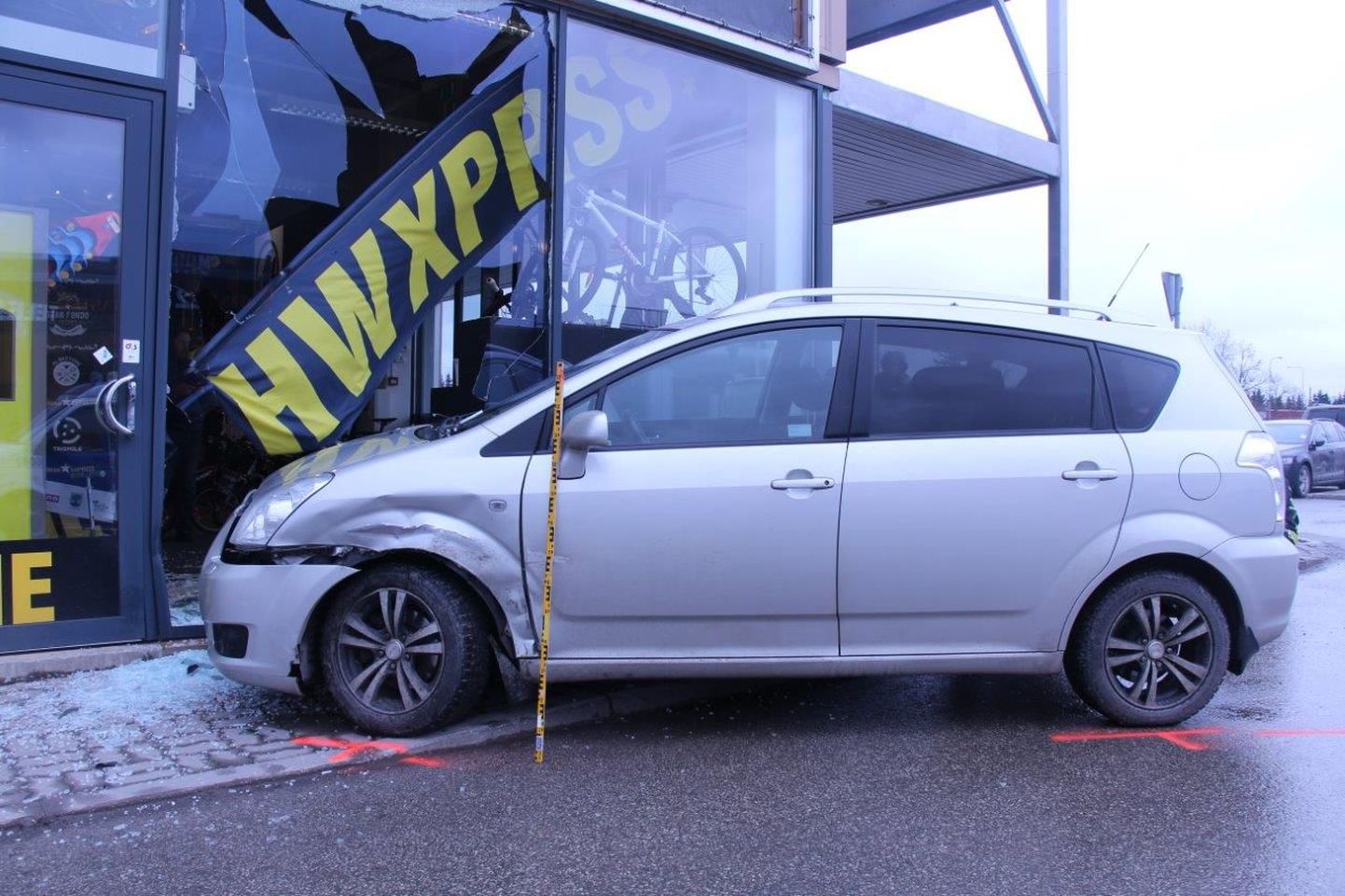 Tartus Ringtee tänaval põrkasid 15. märtsil kokku kaks autot, millest üks paiskus kaupluse aknasse.