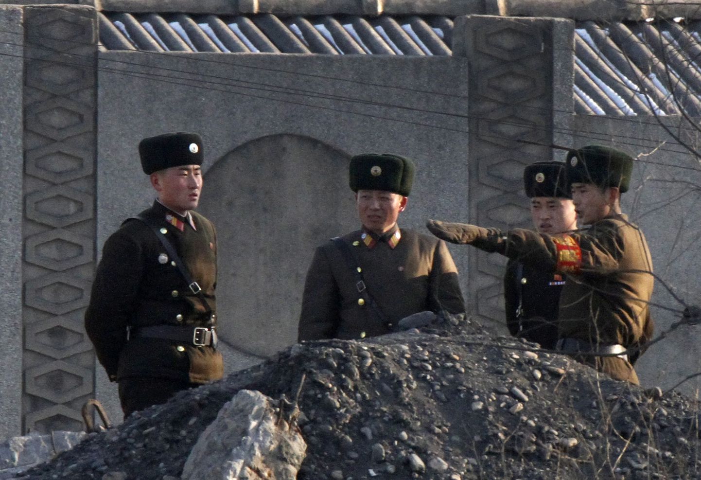 Põhja-Korea sõdurid täna Hiina piiri äärsel Yalu jõe kaldal.