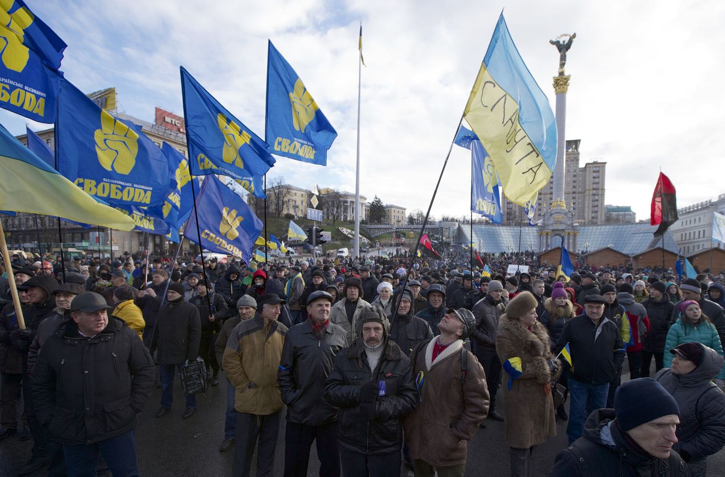 Meeleavaldajd Iseseisvuse väljakul Kiievis täna.