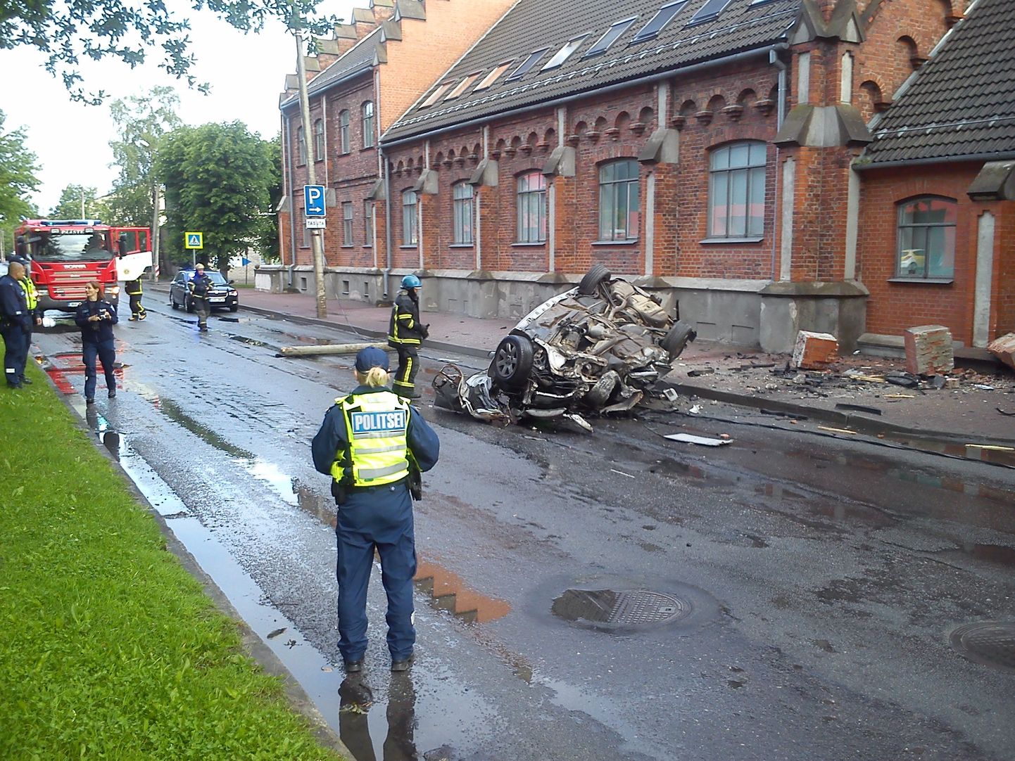 Noor mees sõitis Pärnu kesklinnas autoga vastu maja seina, misjärel paiskus auto katusele.