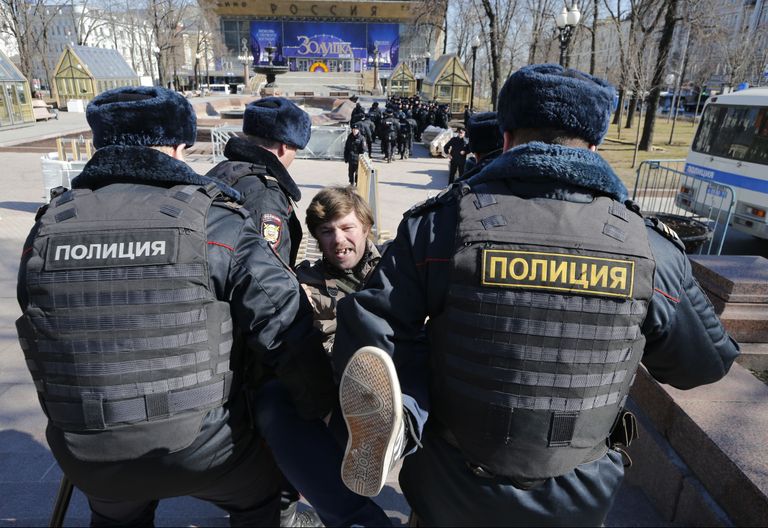 Vene politseinikud toimetavad meeleavaldaja minema. / Scanpix