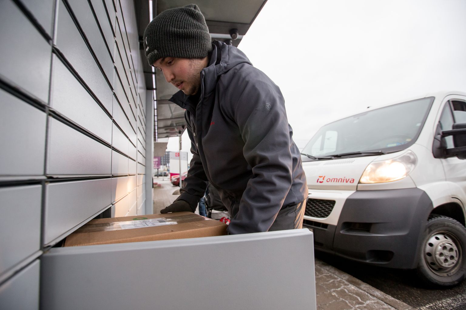 14.12.2016. Tallinn. Omniva pakid pakiautomaati. FOTO: EERO VABAMÄGI/POSTIMEES