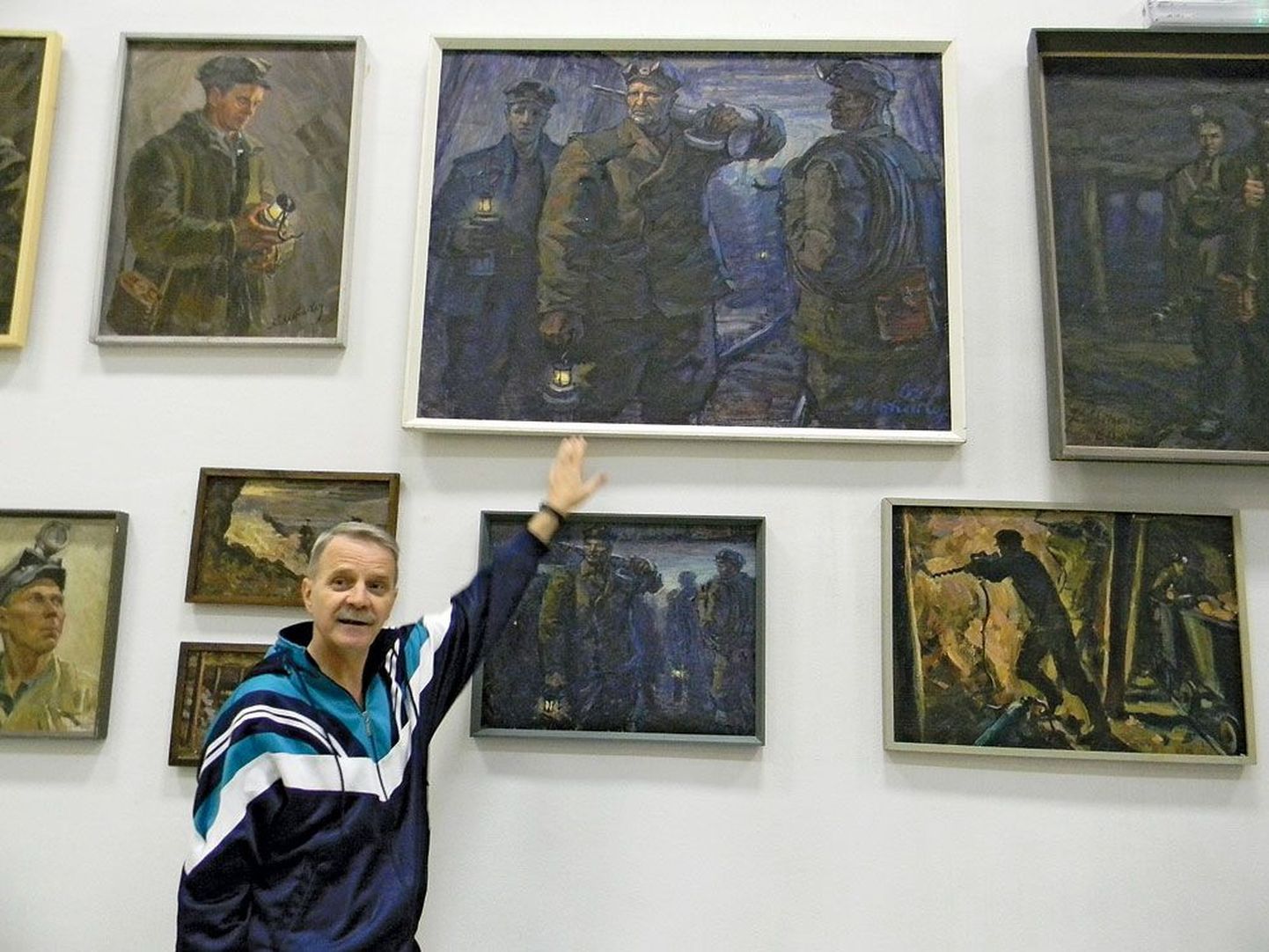 Анвар Варинурм у полотна Константина Михайлова «Шахтеры» объясняет, почему картина висит так высоко.