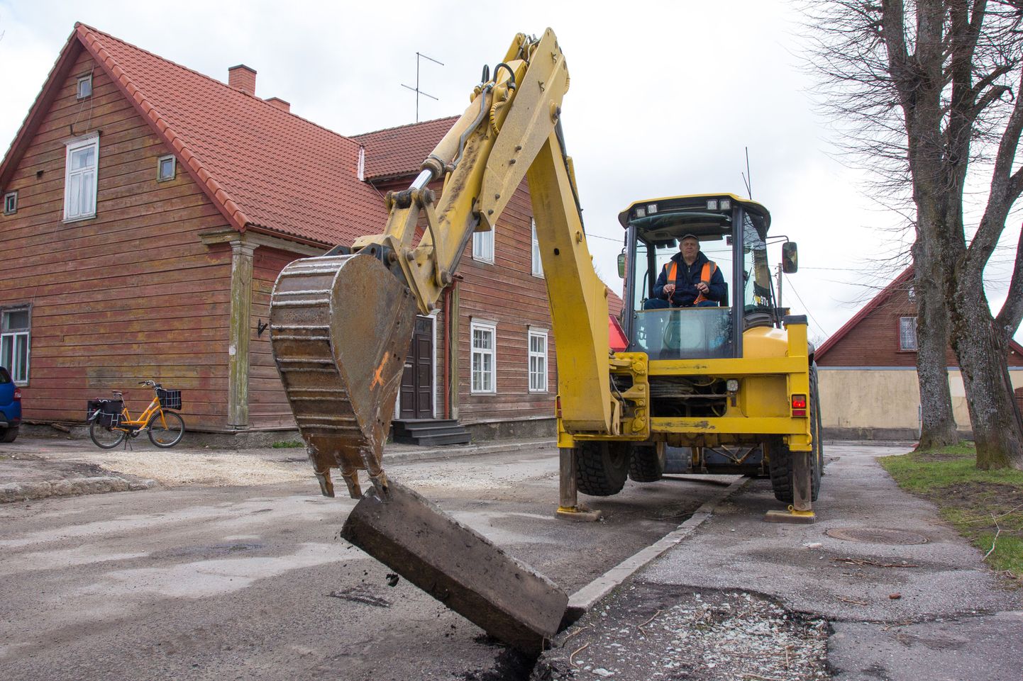 Viljandi vanalinnas, Oru tänaval algas esmaspäeval kõnnitee ülesvõtmine. Selle asemele tulevad parkimiskohad autodele.