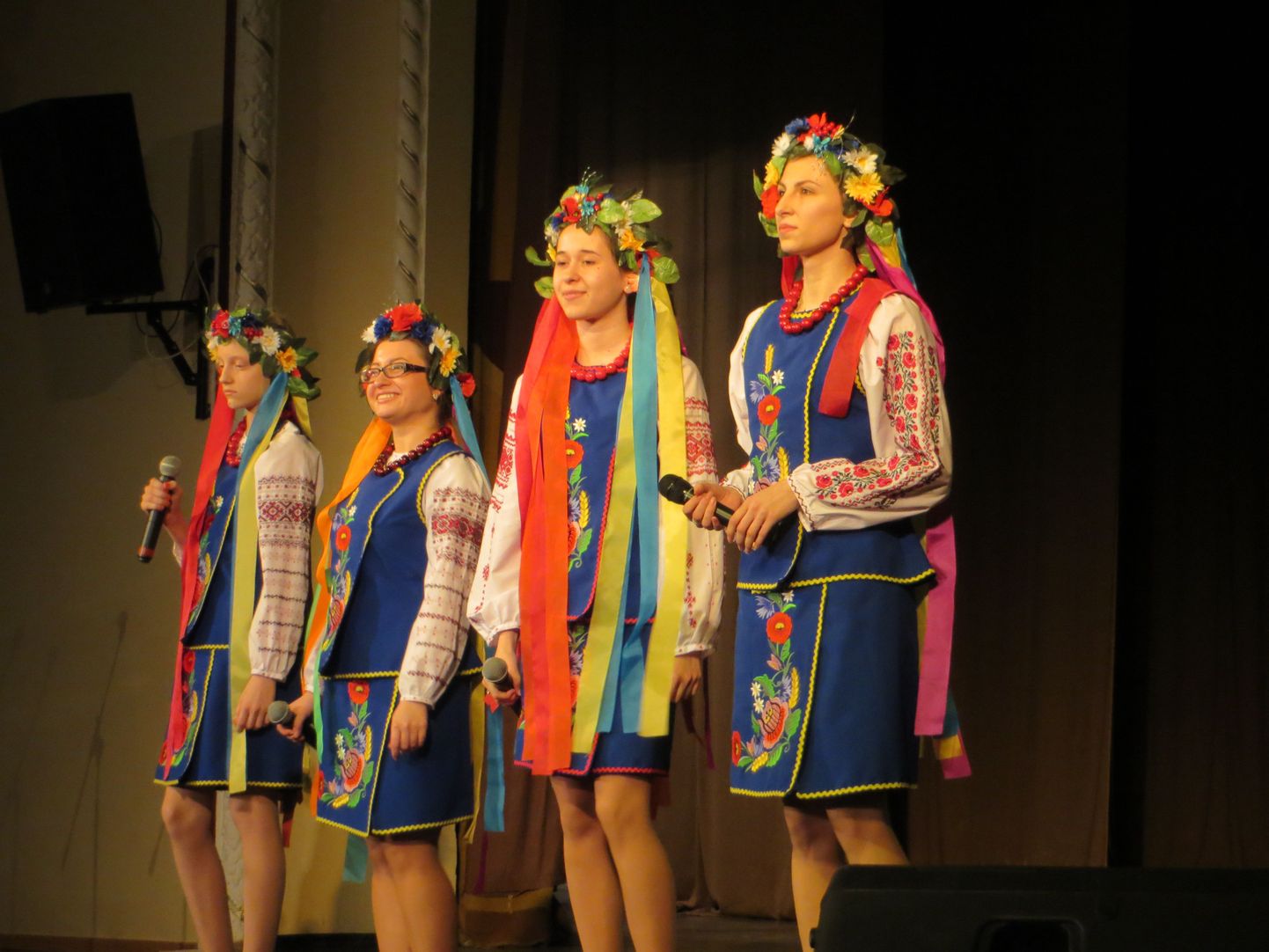 Valga Ukraina seltsi Kalõna tüdrukud esinemas kaksiklinna taidlejate peol Valkas.