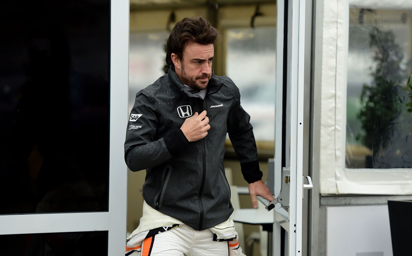 Fernando Alonso hooajaeelsel testimisel.