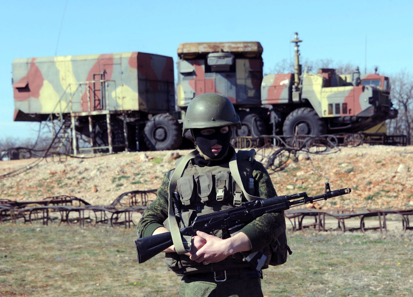 Vene sõdur valvab Krimmi poolsaarel Ukraina õhutõrjesüsteemi.