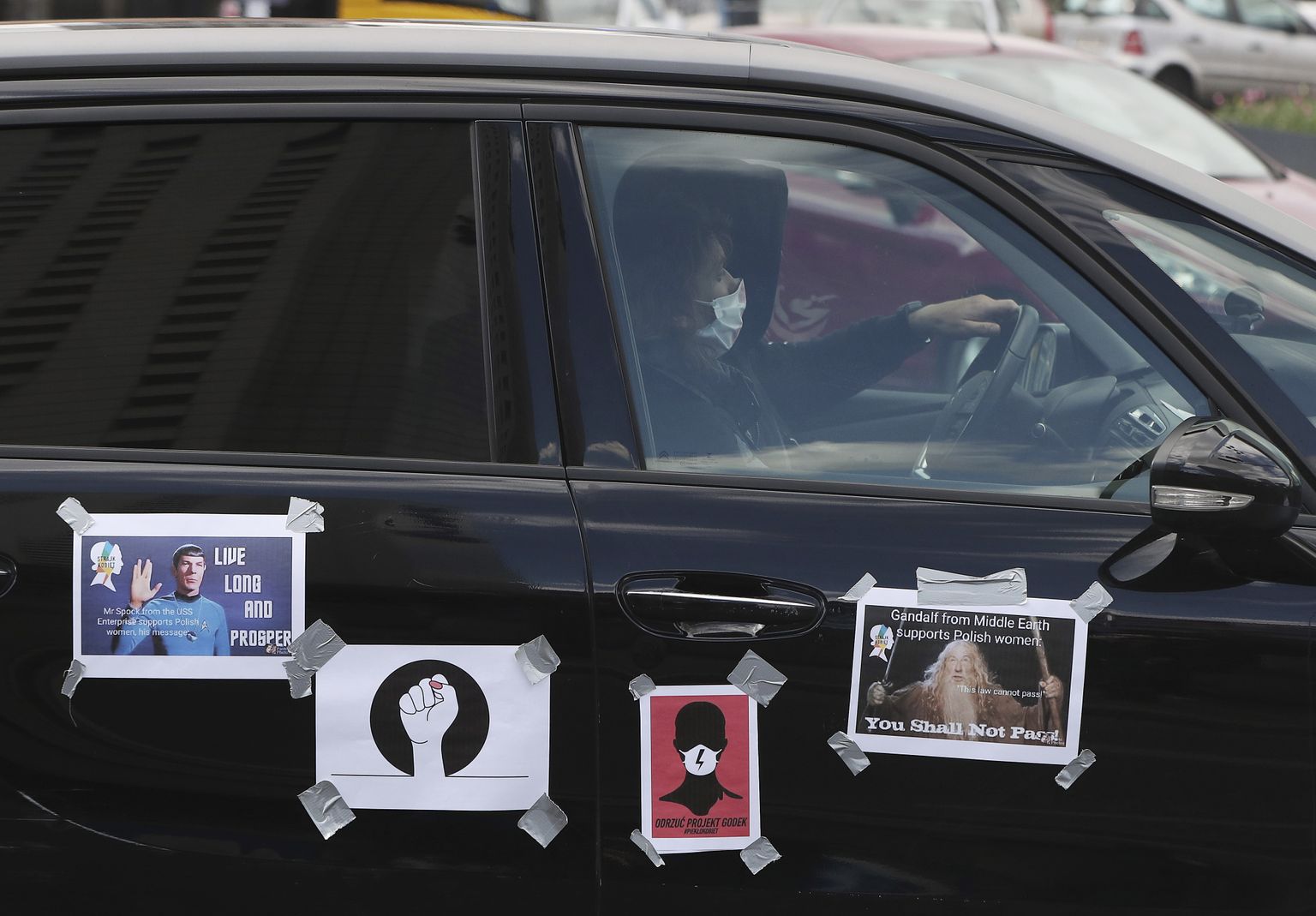 Avalike ürituste keelu tõttu korraldati Varssavis abordiseaduse karmistamise vastu meeleavaldus, kus osalejad istusid autodes.