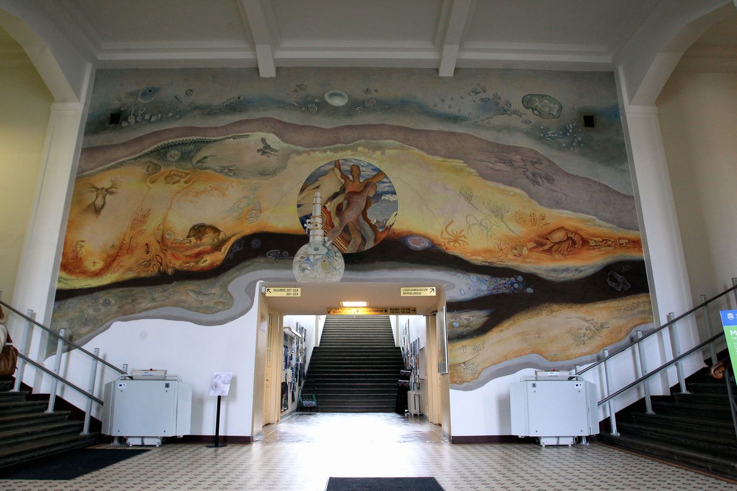 Ilmar Malini seinamaal võtab vastu neid, kes astuvad loodusmuuseumi fuajeesse. Täna on kunstniku surma-aastapäev.