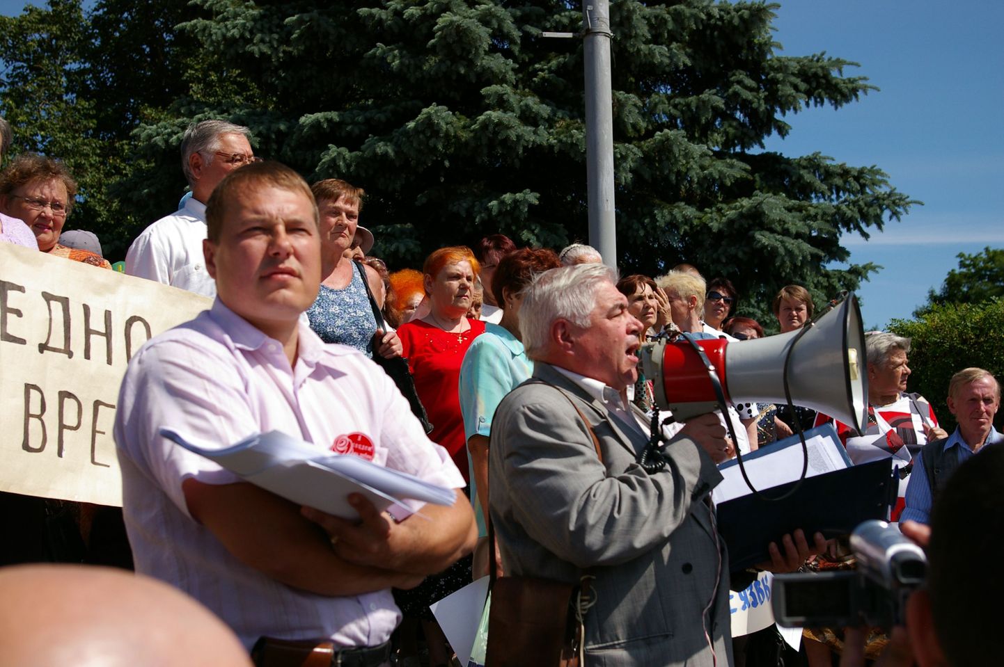 Tänased Narva miitingulised, kes protesteerisid sigarettide riiki toomise piirangu vastu.