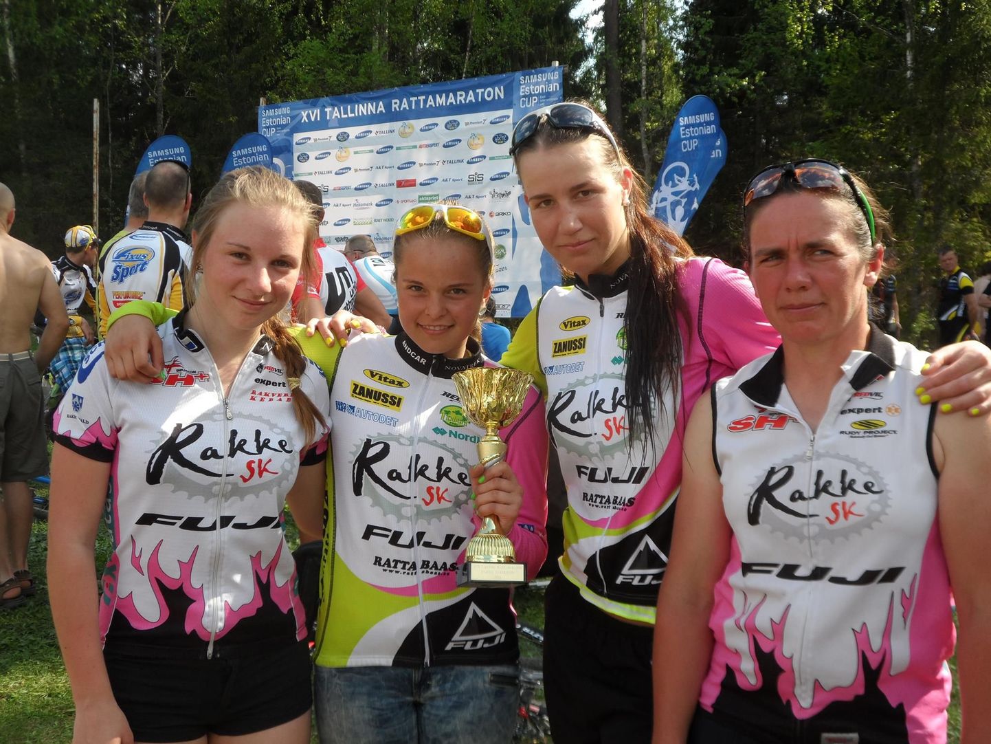 Rakke SK rattasõitjad Mairis Õispuu (vasakul), Merili Sirvel, Greete Steinburg, Maris Kaarjärv.